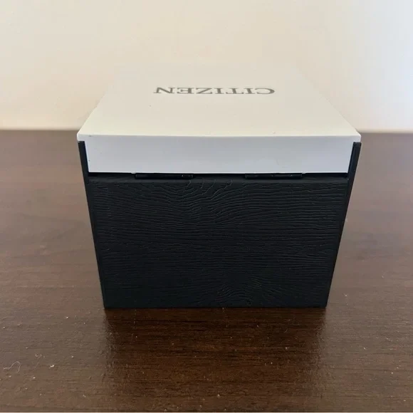 NWT Citizen Quartz WR 50 Analog Watch Gold New with Tags Business Casual Office - Picture 7 of 10